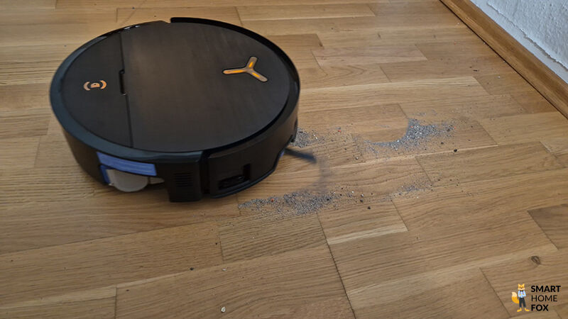 Der ECOVACS DEEBOT X9 PRO OMNI beim Saugtest auf Hartboden mit Linsen, Haferflocken und Sand.
